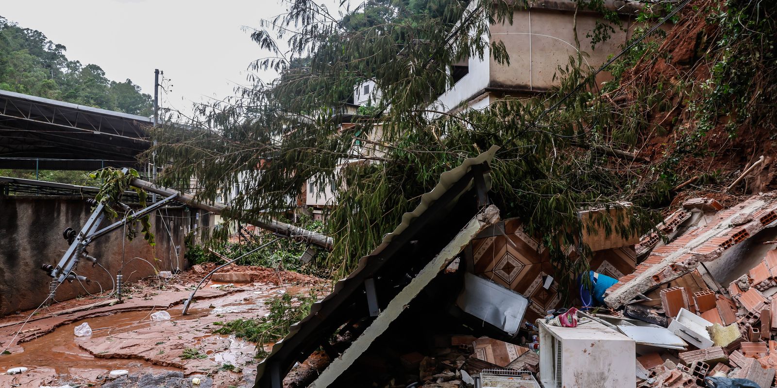 Lula assina MPs de apoio às vítimas das enchentes em Minas Gerais