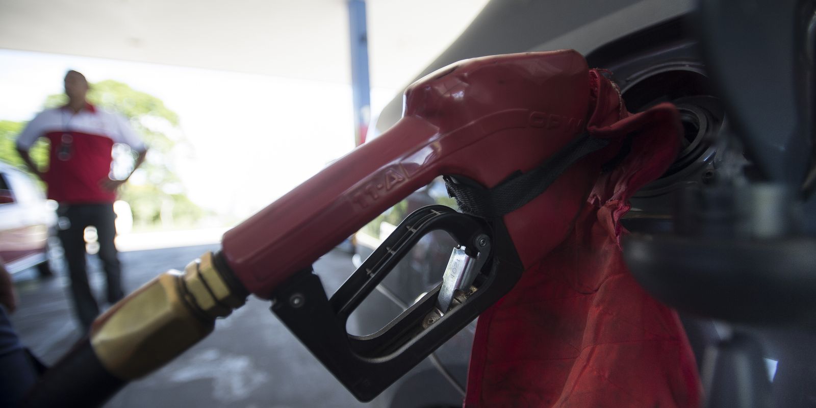 Lula zera imposto e subsidia diesel para conter alta do petróleo