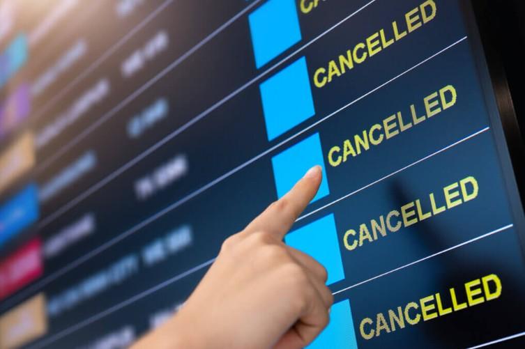 Cancelamentos de voos disparam e expõem fragilidade no transporte aéreo global