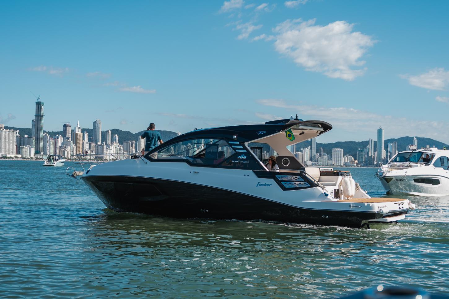 Com tour na fábrica e expedição inédita com mais de 30 lanchas, Fibrafort Factory agitou o fim de semana em Itajaí