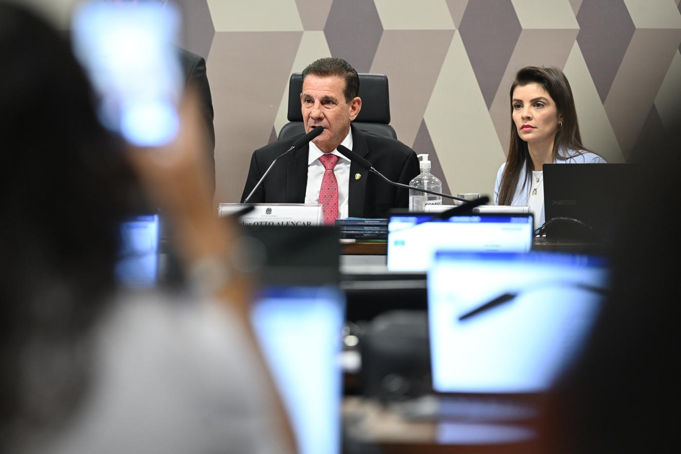 6x1: Centrão e oposição querem aproveitar falta de decisão para mudar CLT