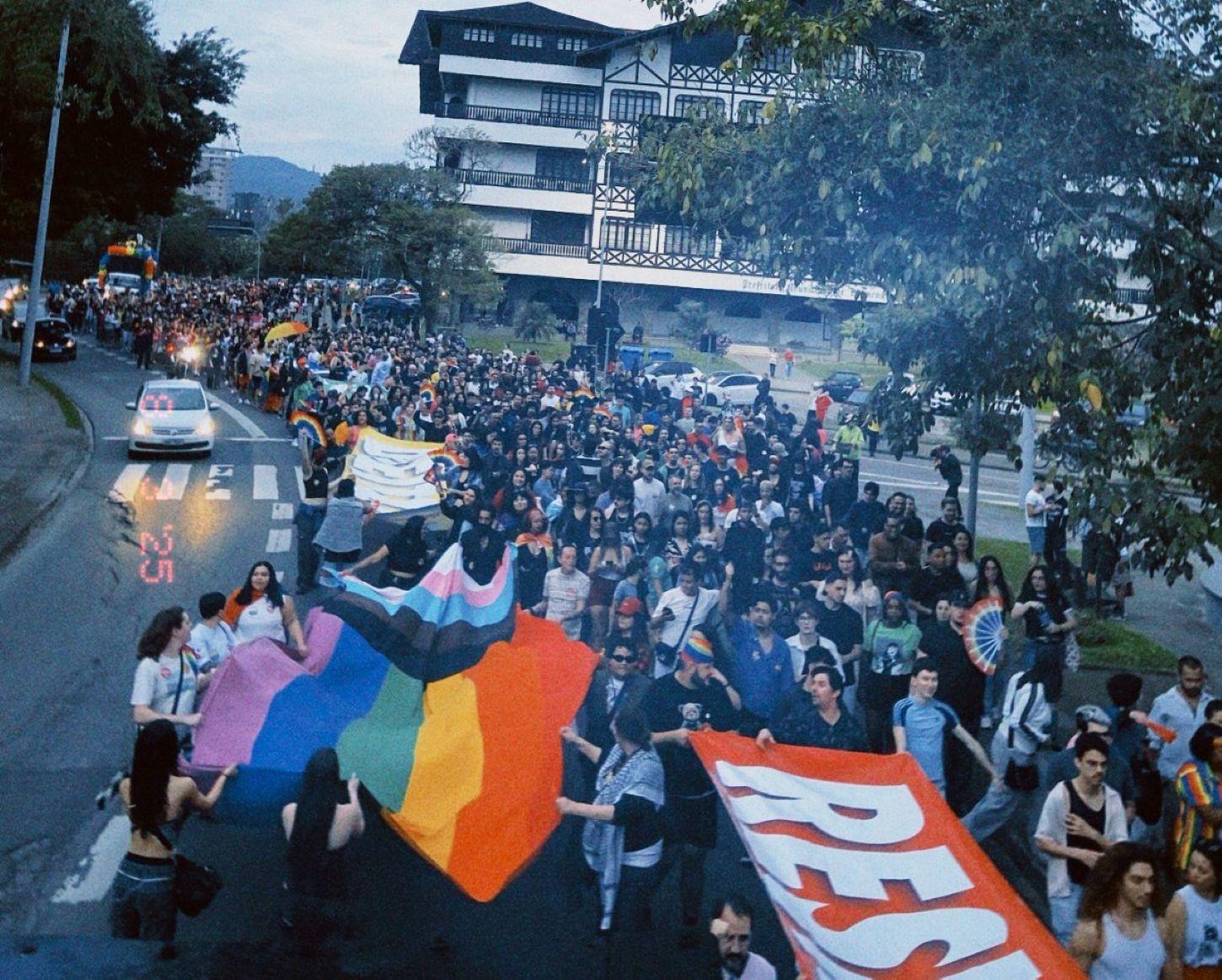 Blumenau se prepara para a maior Parada do Orgulho dos últimos anos: evento reúne arte, ativismo e mobilização comunitária no dia 2 de agosto