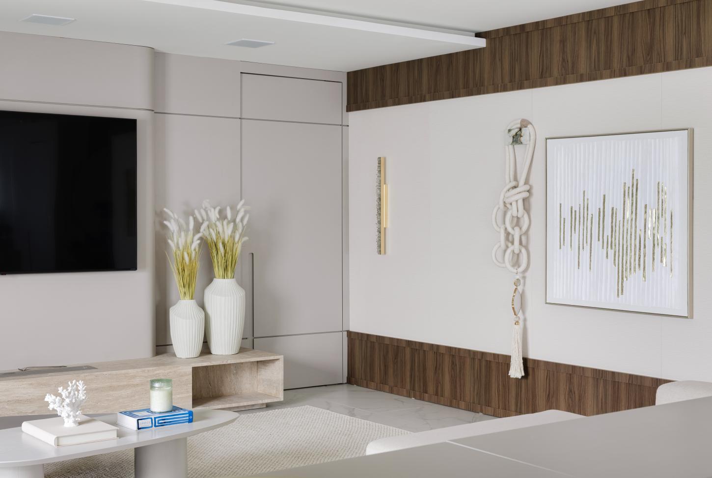 Formas curvas e quartzito verde definem apartamento de 210 m² no litoral catarinense
