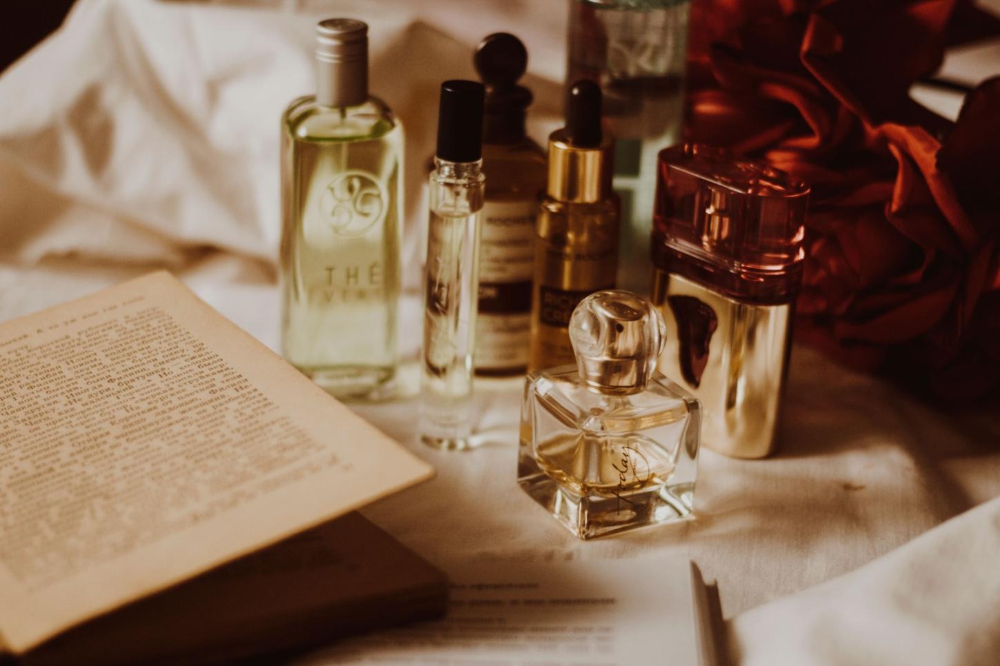 Perfumes em óleo, sólidos e até em pérolas: por que o mercado de beleza está mudando a forma de consumir fragrâncias