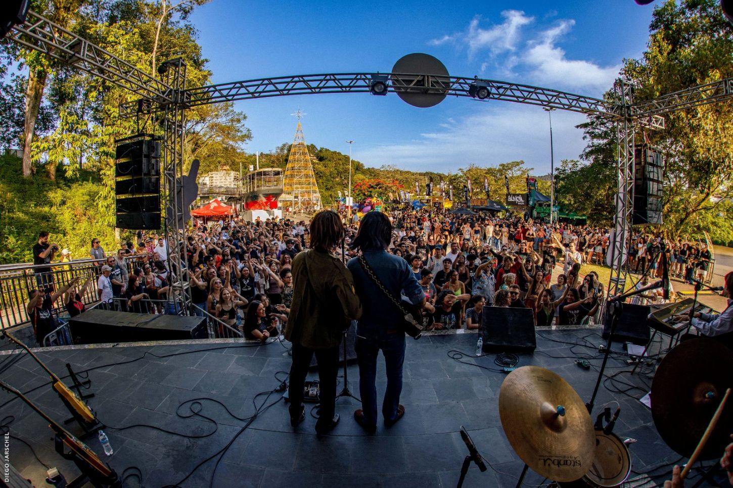 Rock Legends Itajaí transforma a Praça Marco Zero em palco para grandes clássicos do rock