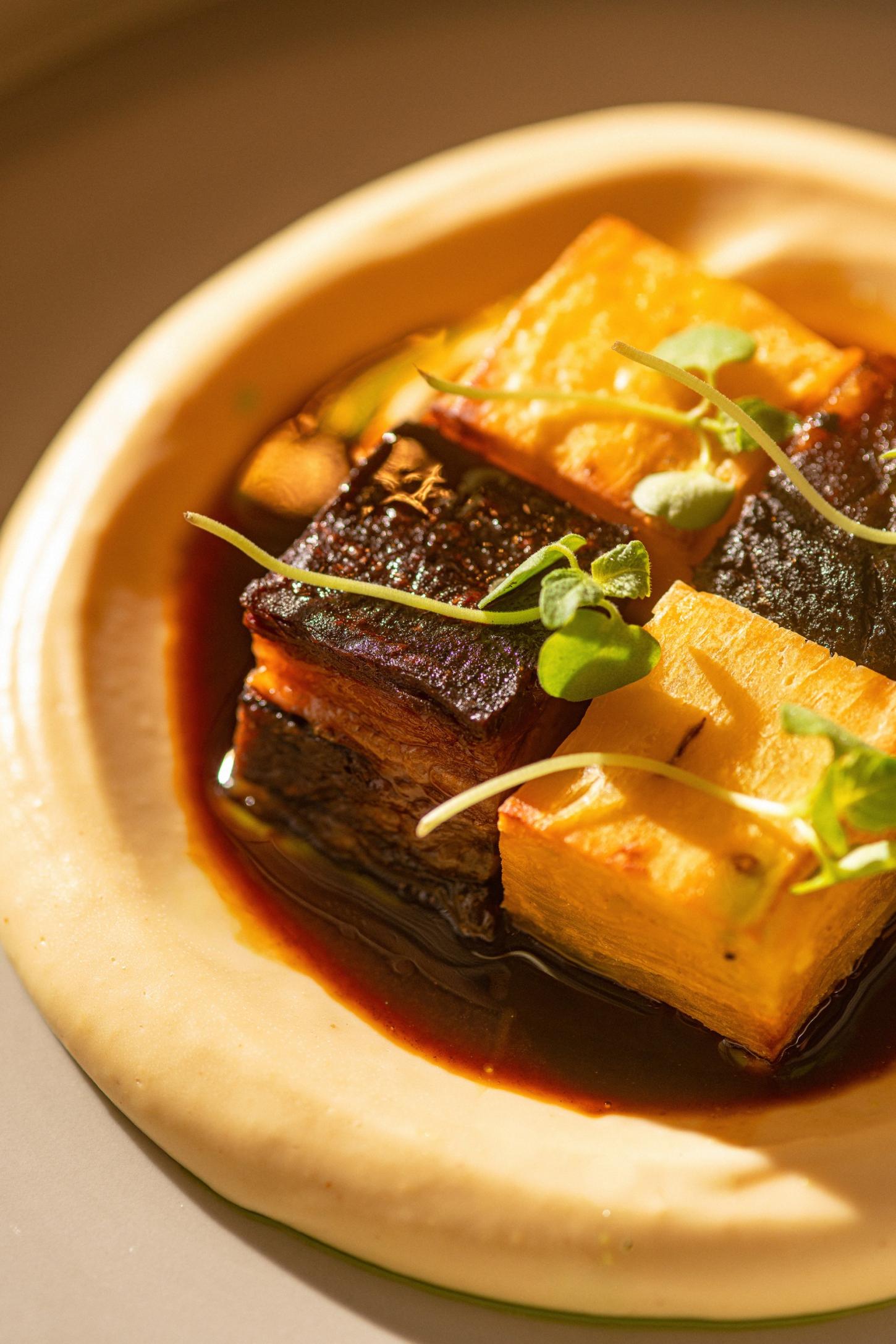 Costela Angus defumada por 14 horas e Rigatoni com camarões estão entre os destaques de festival gastronômico em Itajaí