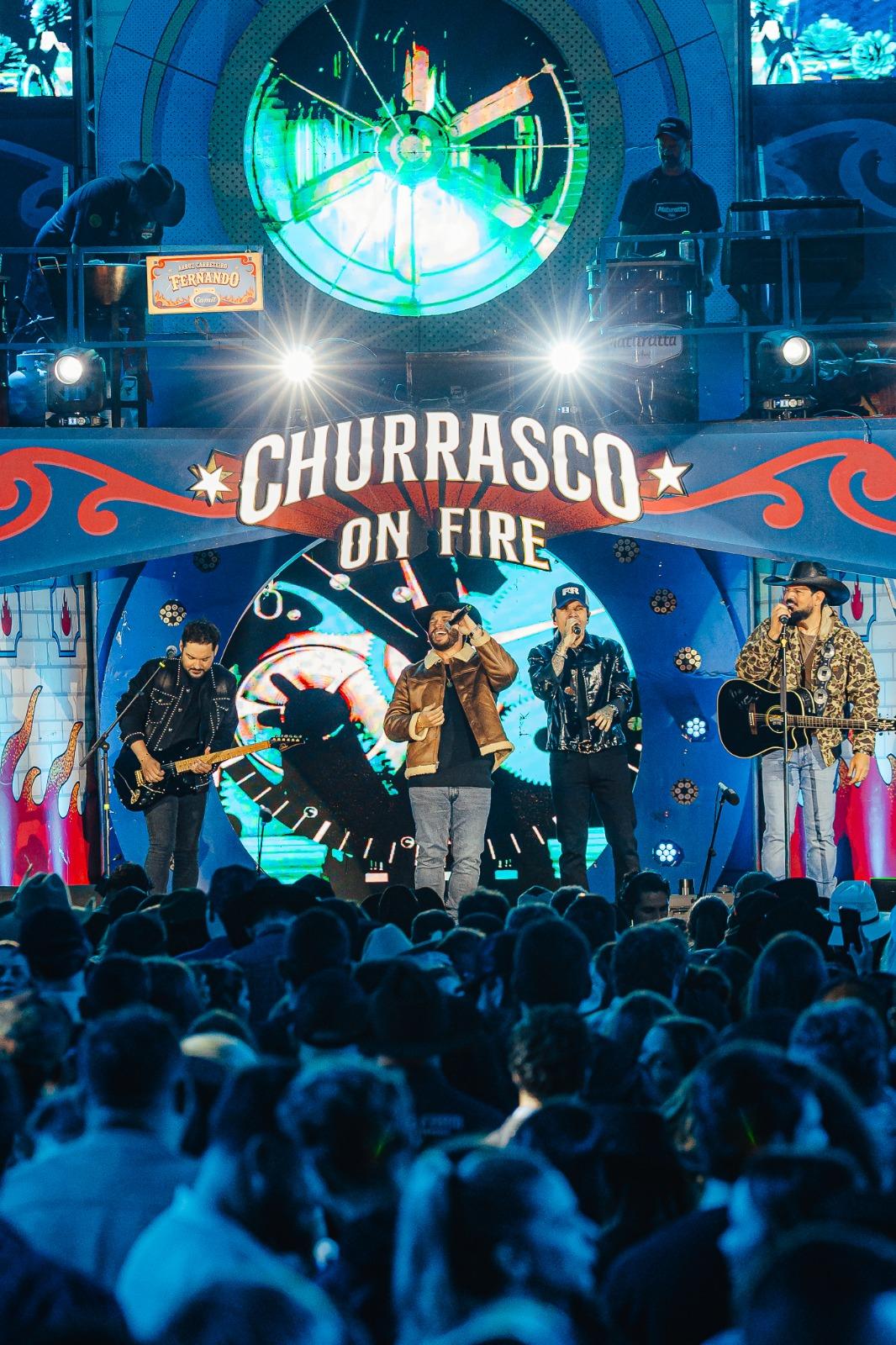 No palco do Churrasco On Fire em Curitiba, Fernando e Sorocaba recebem de surpresa Felipe e Rodrigo e Kaique e Felipe para gravaçãoFernando e Sorocaba surpreenderam o público ao gr