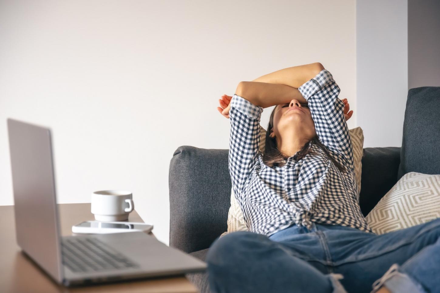 Procrastinação não é preguiça: entenda por que o cérebro prefere adiar tarefas difíceis