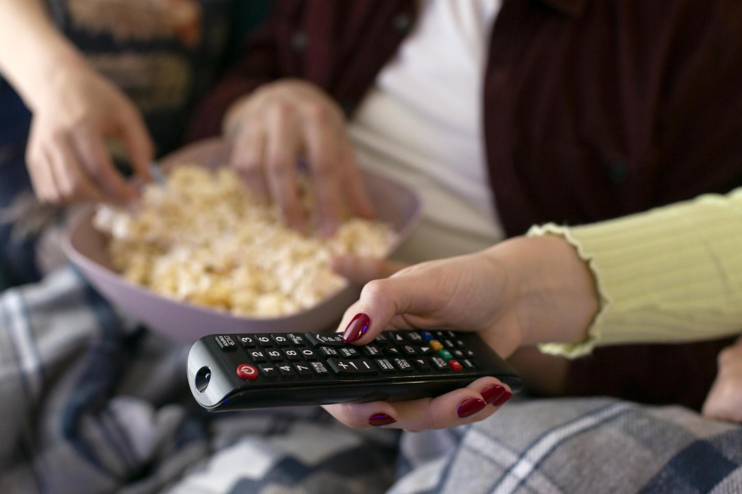 35% dos jovens assistem filmes e séries várias vezes ao dia; veja como usar esse hábito para treinar inglês
