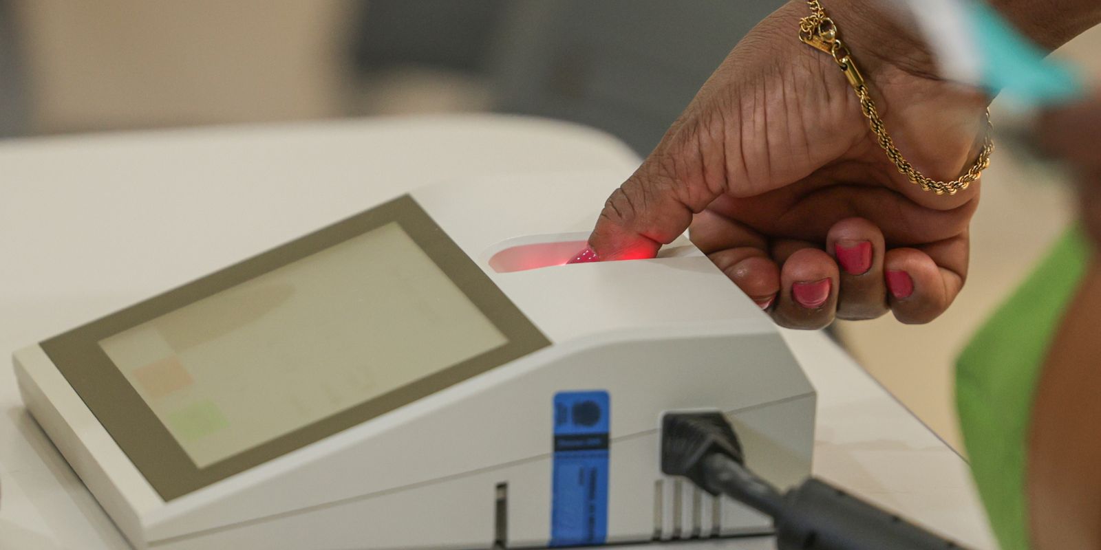 Conheça os governadores eleitos e os senadores mais votados