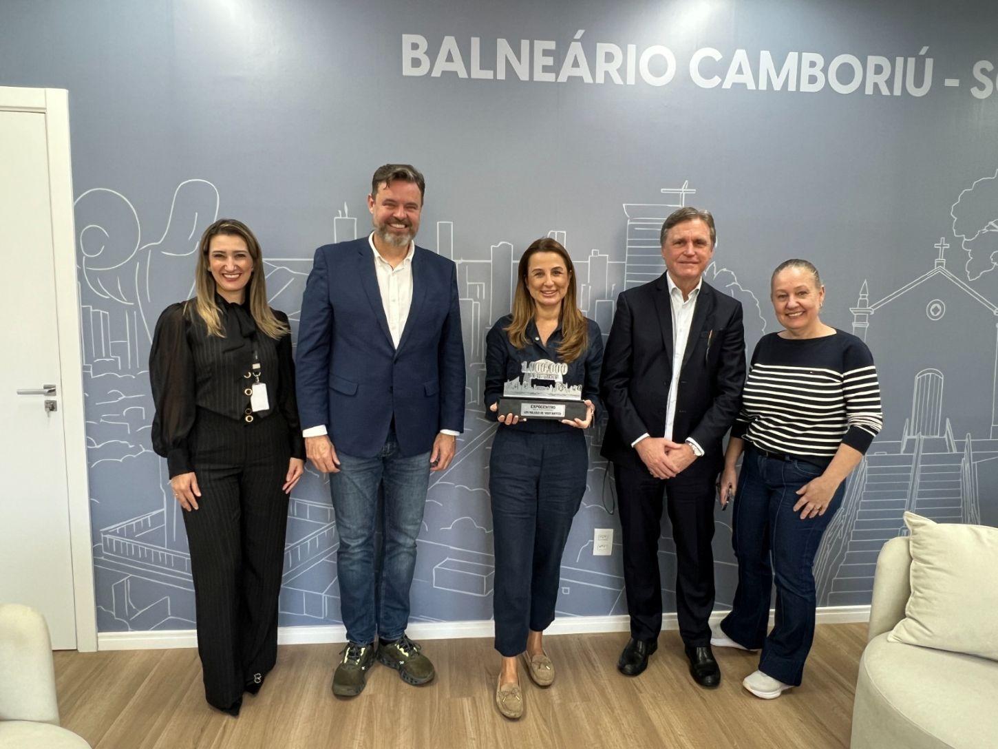 Expocentro entrega à prefeita de Balneário Camboriú troféu que simboliza 1 milhão de visitantes em quatro anos