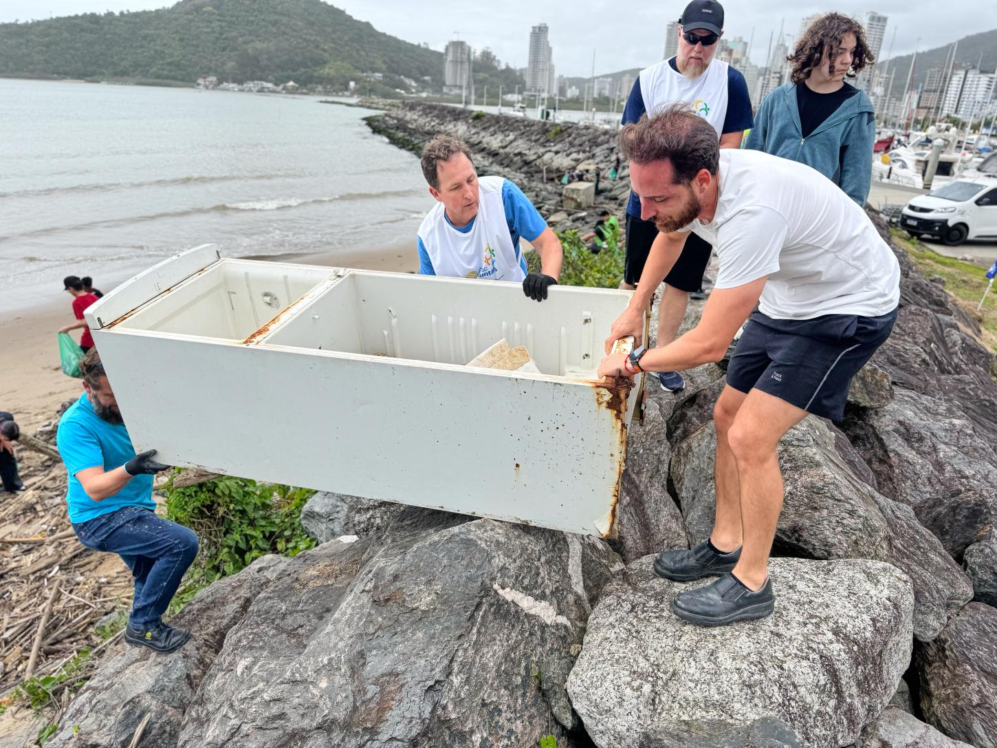 Mutirão de limpeza em Itajaí vai transformar plástico retirado das águas em brinquedos para crianças